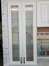 Кухонный гарнитур Кантри Бител полка со стеклянными дверцами вид спереди
