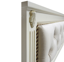 Кровать из массива с мягким изголовьем Элизабет 2 ВМК-Шале цвет белый с золотой патиной резное украшение на изножье вблизи