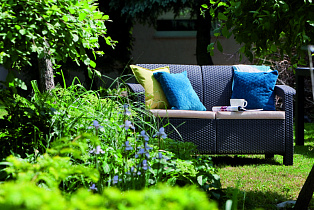 Садовый диван прямой двухместный, венге Арника на природе