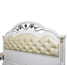 Кровать из массива с мягким изголовьем Элизабет 1 ВМК-Шале цвет белый обивка орегон перламутр изголовье вблизи
